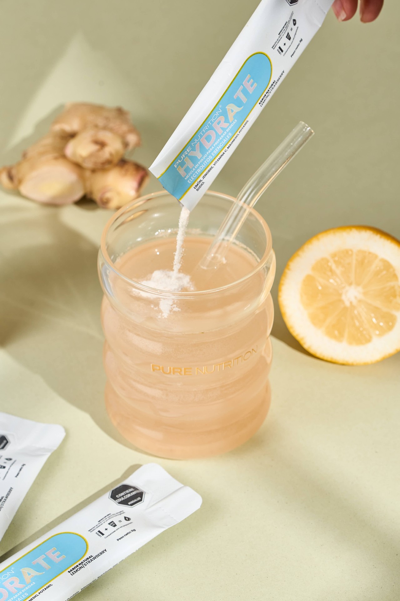 HYDRATE sirviéndose en vaso